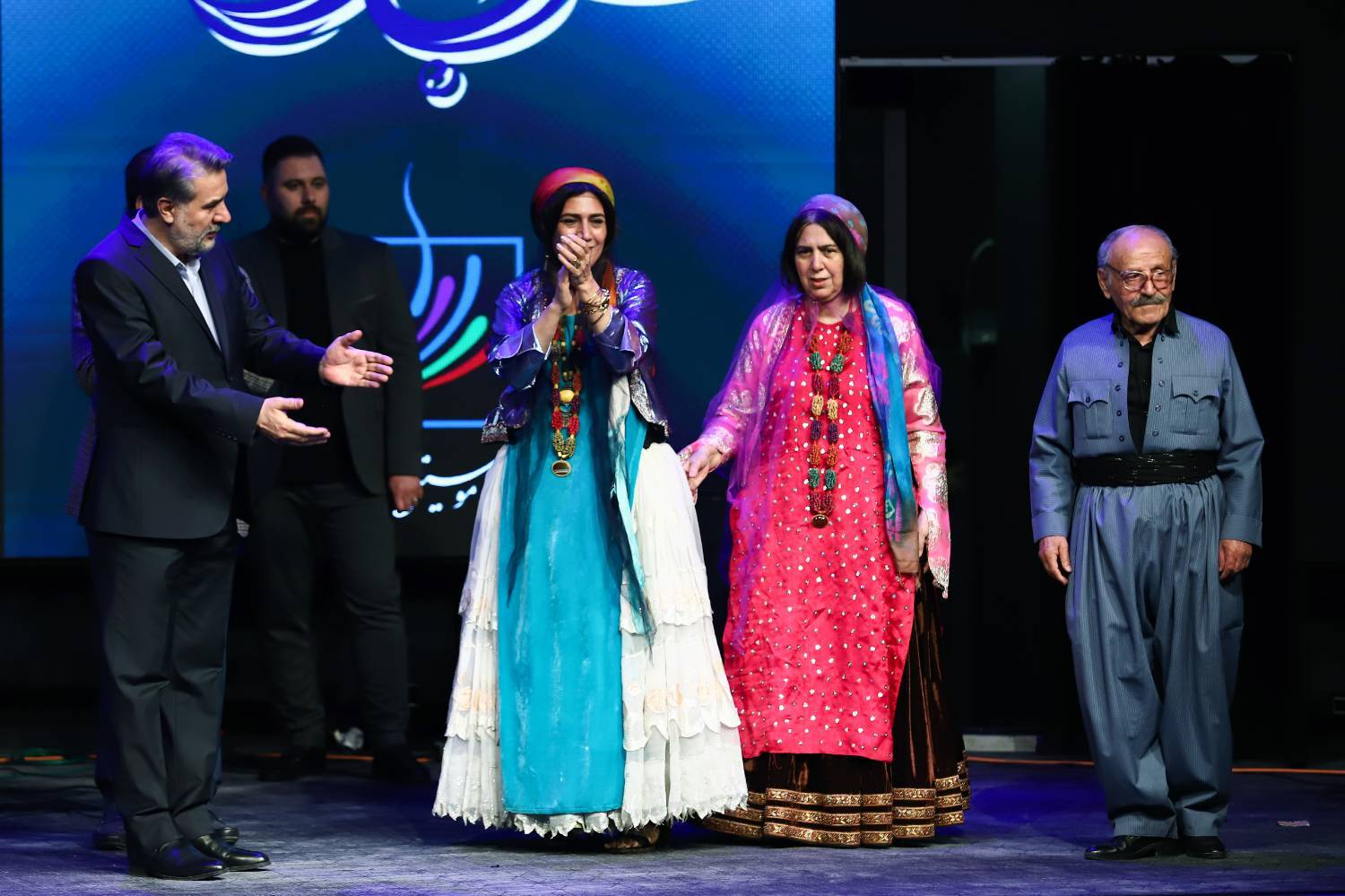 وقتی مراسم شب موسیقی تبدیل به ایونتی اعتراضی می&zwnj;شود/پخش کلیپ بی حجاب هنرمندان زن