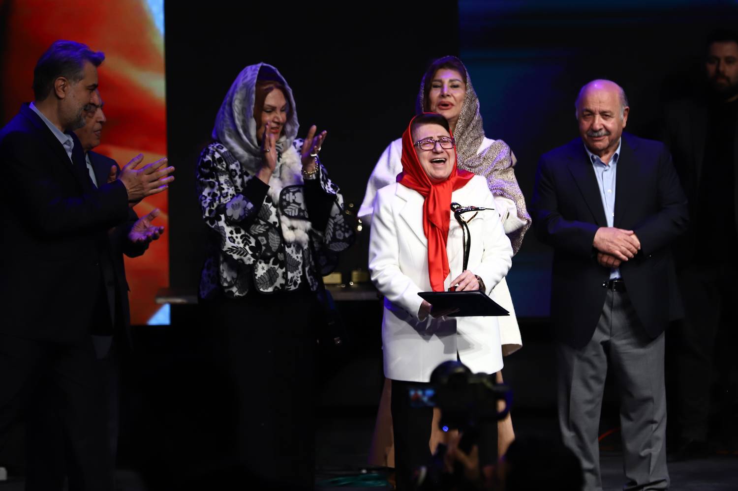 وقتی مراسم شب موسیقی تبدیل به ایونتی اعتراضی می&zwnj;شود/پخش کلیپ بی حجاب هنرمندان زن