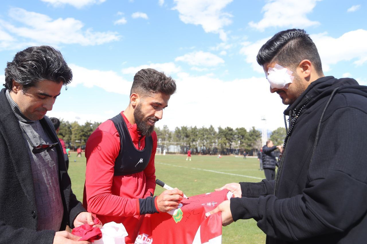 بازگشت وحید امیری به بخشی از تمرینات/ میهمان ویژه در جمع سرخپوشان بازگشت وحید امیری به بخشی از تمرینات/ میهمان ویژه در جمع سرخپوشان