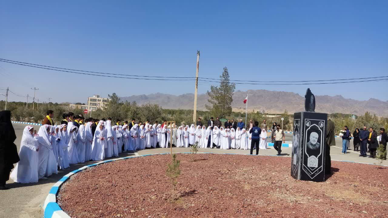 طنين مقاومت در دانشگاه آزاد؛ پرچم شهدا مقاومت در دستان دانشجویان طنين مقاومت در دانشگاه آزاد؛ پرچم شهدا مقاومت در دستان دانشجویان