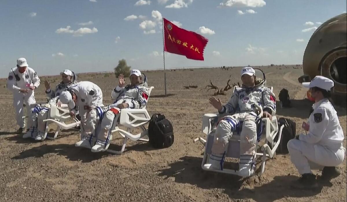 فضانوردان چینی پس از ۶ ماه به زمین بازگشتند