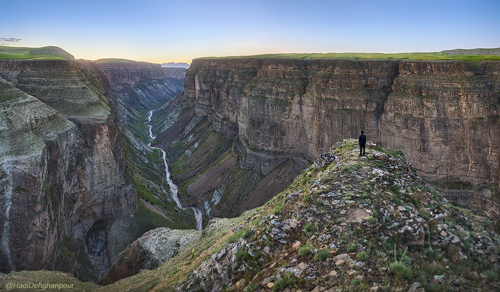 ۳ نکته مهم در مورد اینکه چرا باید انسان در «عکس منظره‌تان» باشد!