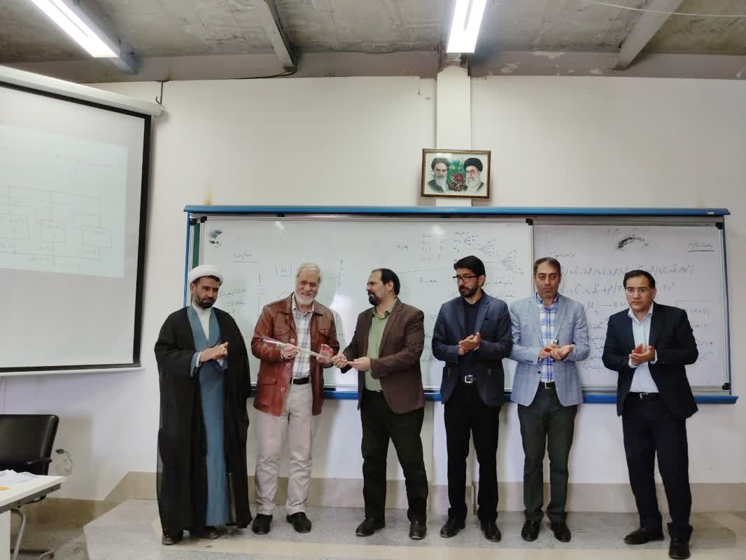 معلم اساسیترین عامل تحقق اهداف نظام تعلیم و تربیت است معلم اساسیترین عامل تحقق اهداف نظام تعلیم و تربیت است