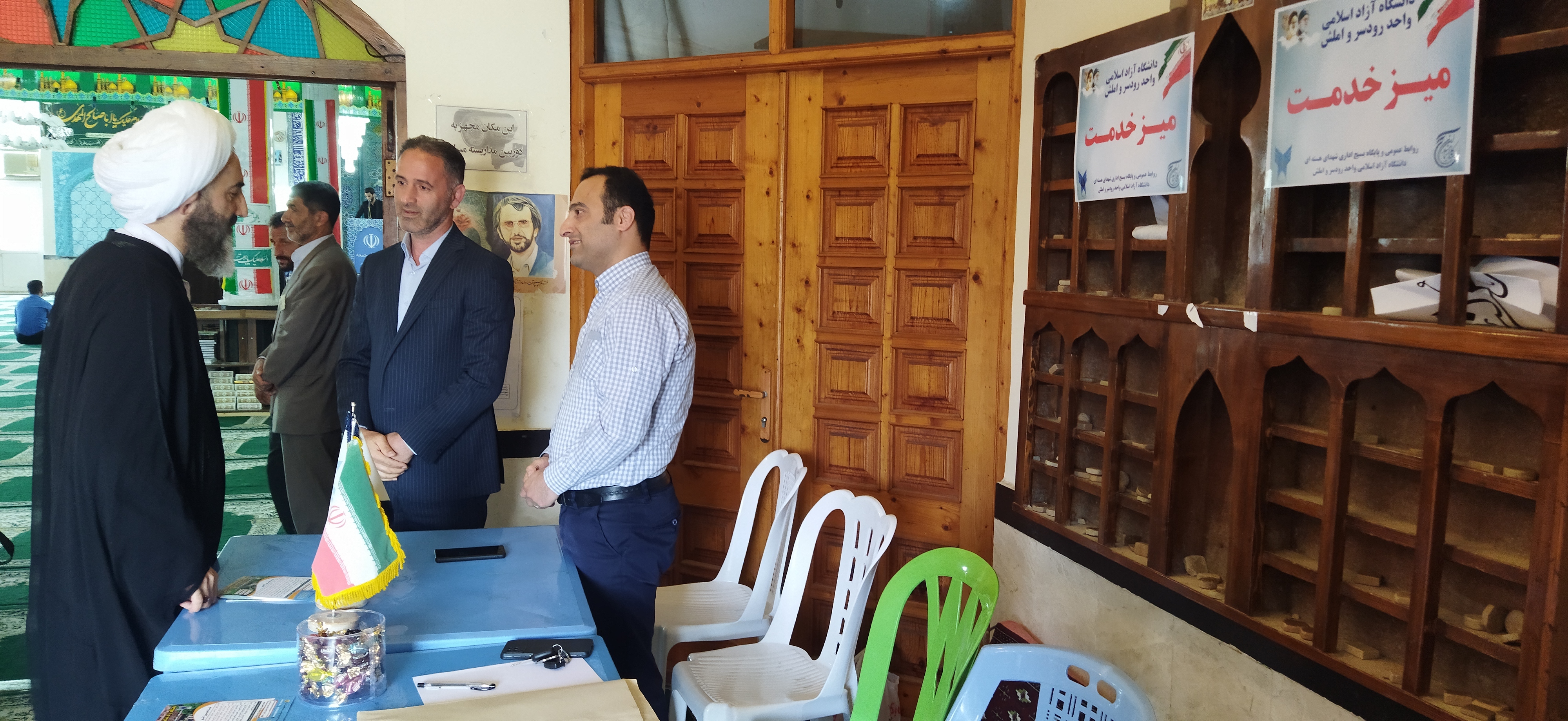 برپایی میز خدمت دانشگاه آزاد اسلامی رودسر و املش در نماز جمعه برپایی میز خدمت دانشگاه آزاد اسلامی رودسر و املش در نماز جمعه