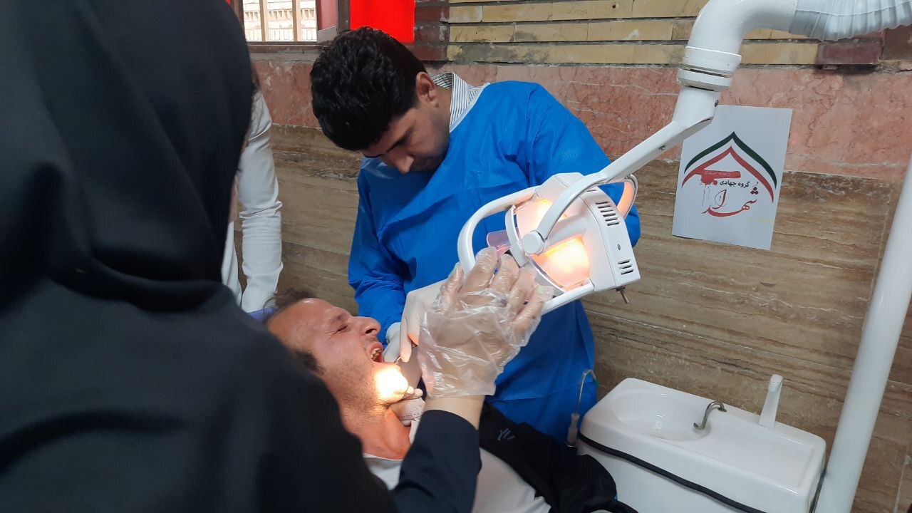گروه جهادی شهدا با یک تیم داندانپزشکی به غرب کشور رفت/ ویزیت ۵۰۰ نفر طی ۳ روز