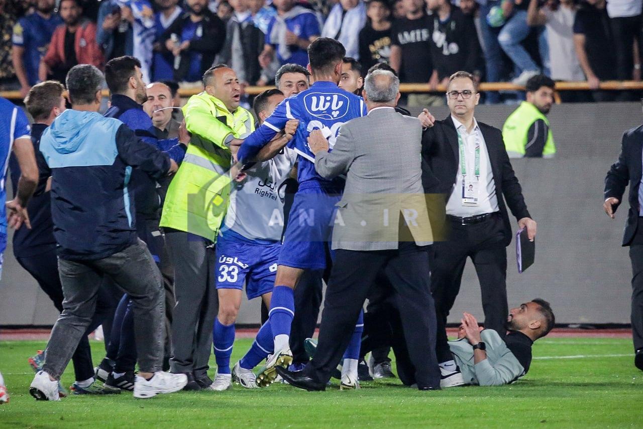 دریگیری حامدی فر با هافبک ذوب آهن از زوایایی متفاوت+تصاویر دریگیری حامدی فر با هافبک ذوب آهن از زوایایی متفاوت+تصاویر