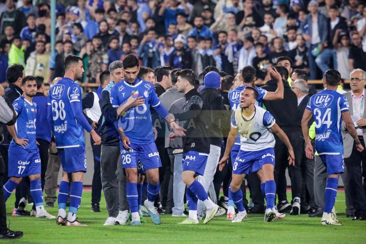 دریگیری حامدی فر با هافبک ذوب آهن از زوایایی متفاوت+تصاویر