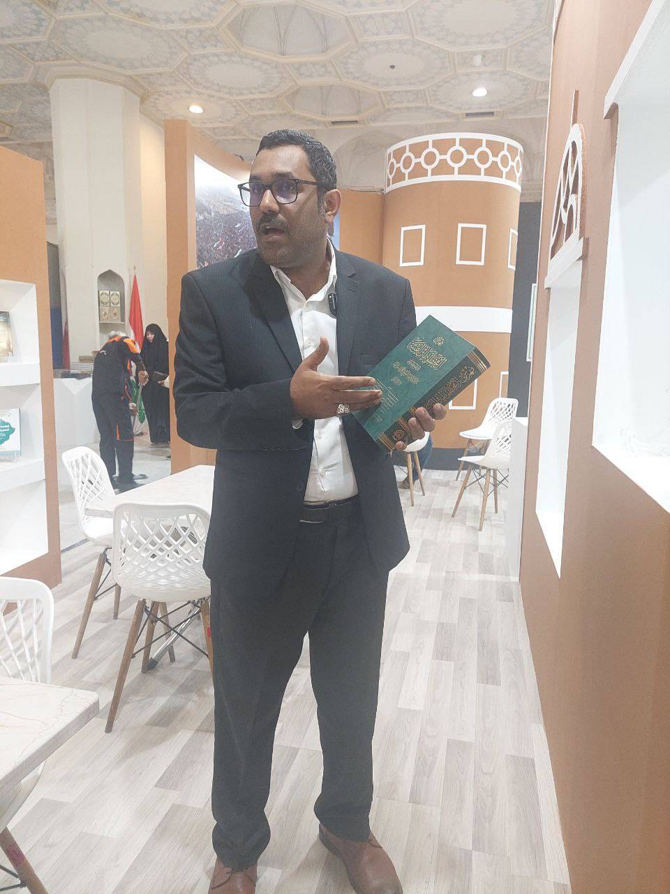 نمایش قرآن منسوب به دستخط امام علی(ع) در نمایشگاه کتاب تهران نمایش قرآن منسوب به دستخط امام علی(ع) در نمایشگاه کتاب تهران