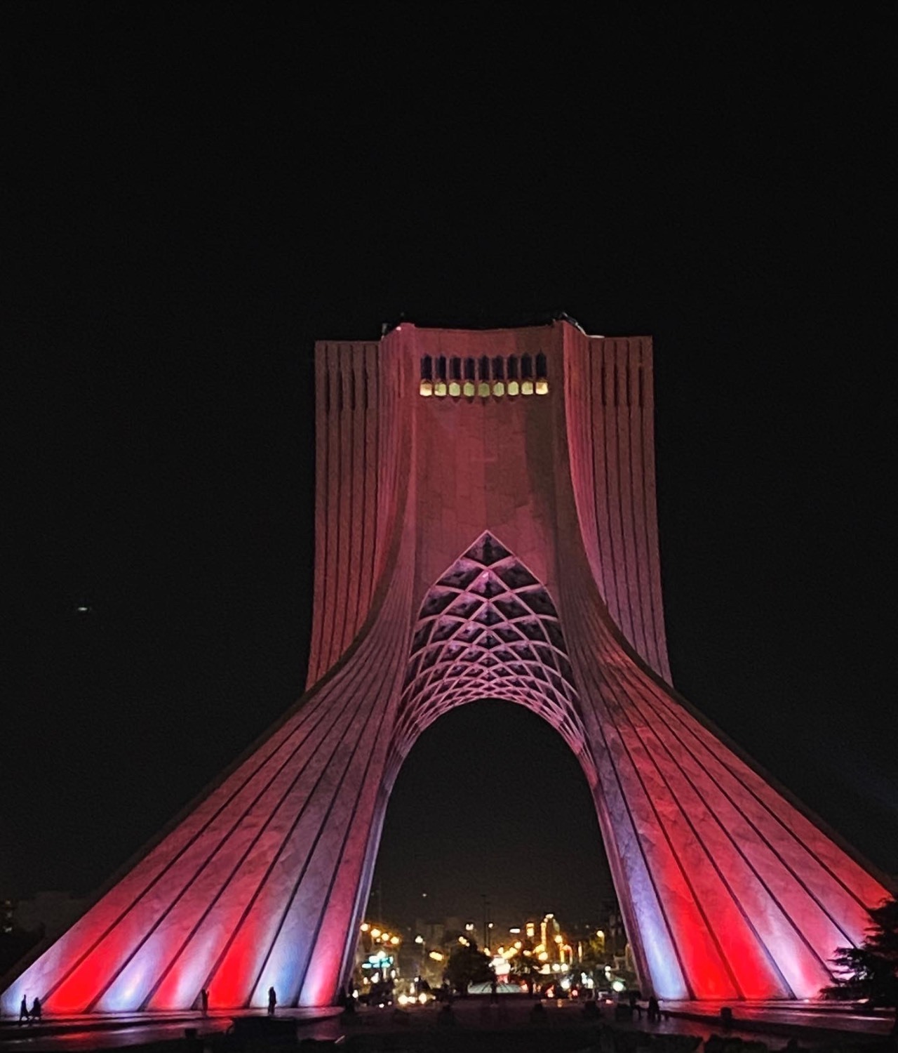 برج آزادی  به احترام امدادگران هلال‌احمر قرمز و سفيد شد