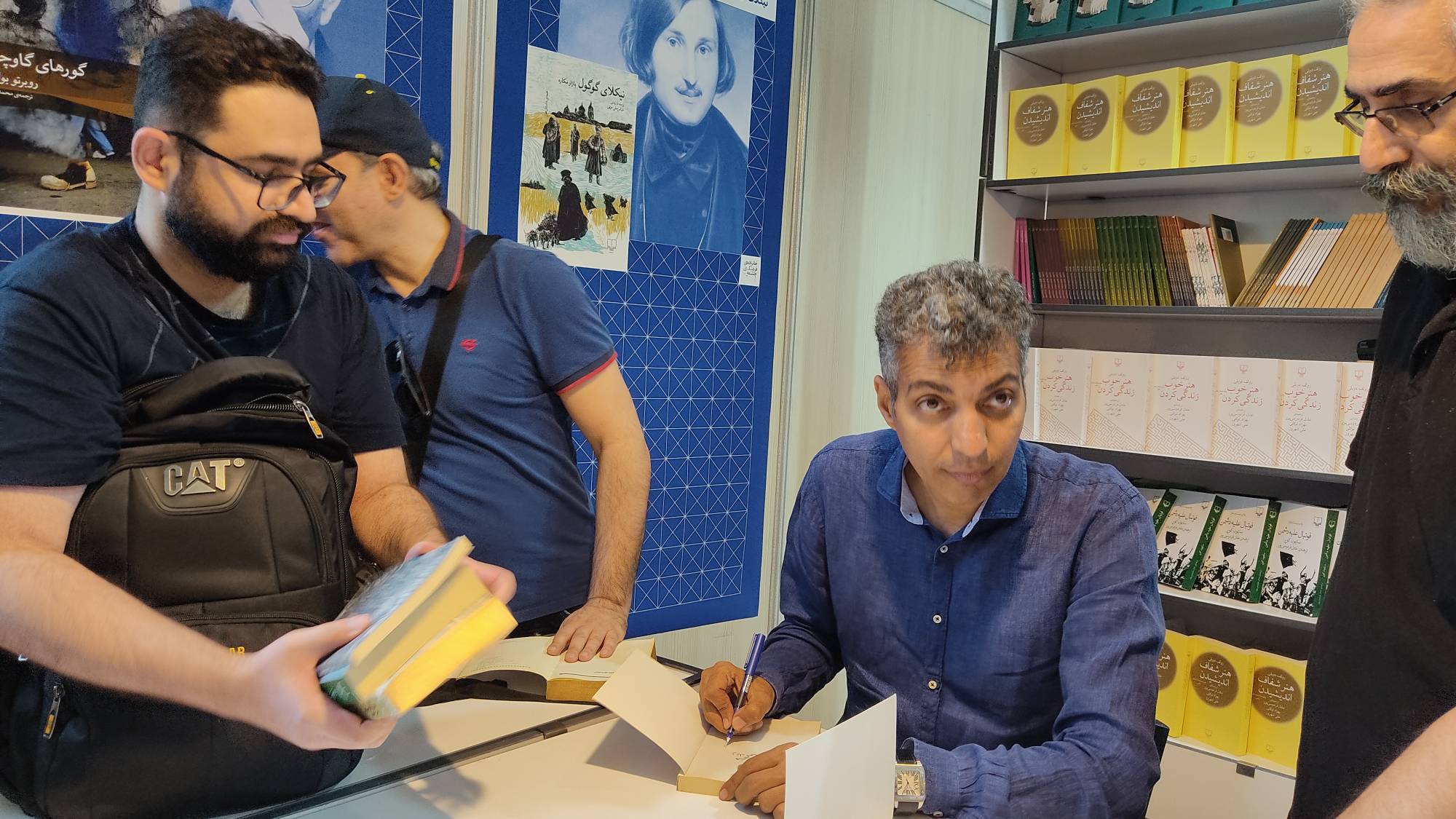 عادل فردوسی‌پور به نمایشگاه کتاب تهران آمد +عکس