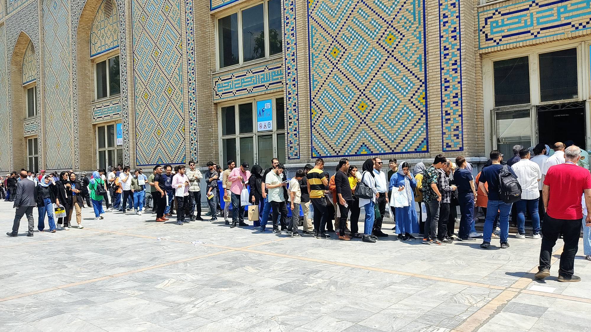 عادل فردوسیپور به نمایشگاه کتاب تهران آمد +عکس عادل فردوسیپور به نمایشگاه کتاب تهران آمد +عکس