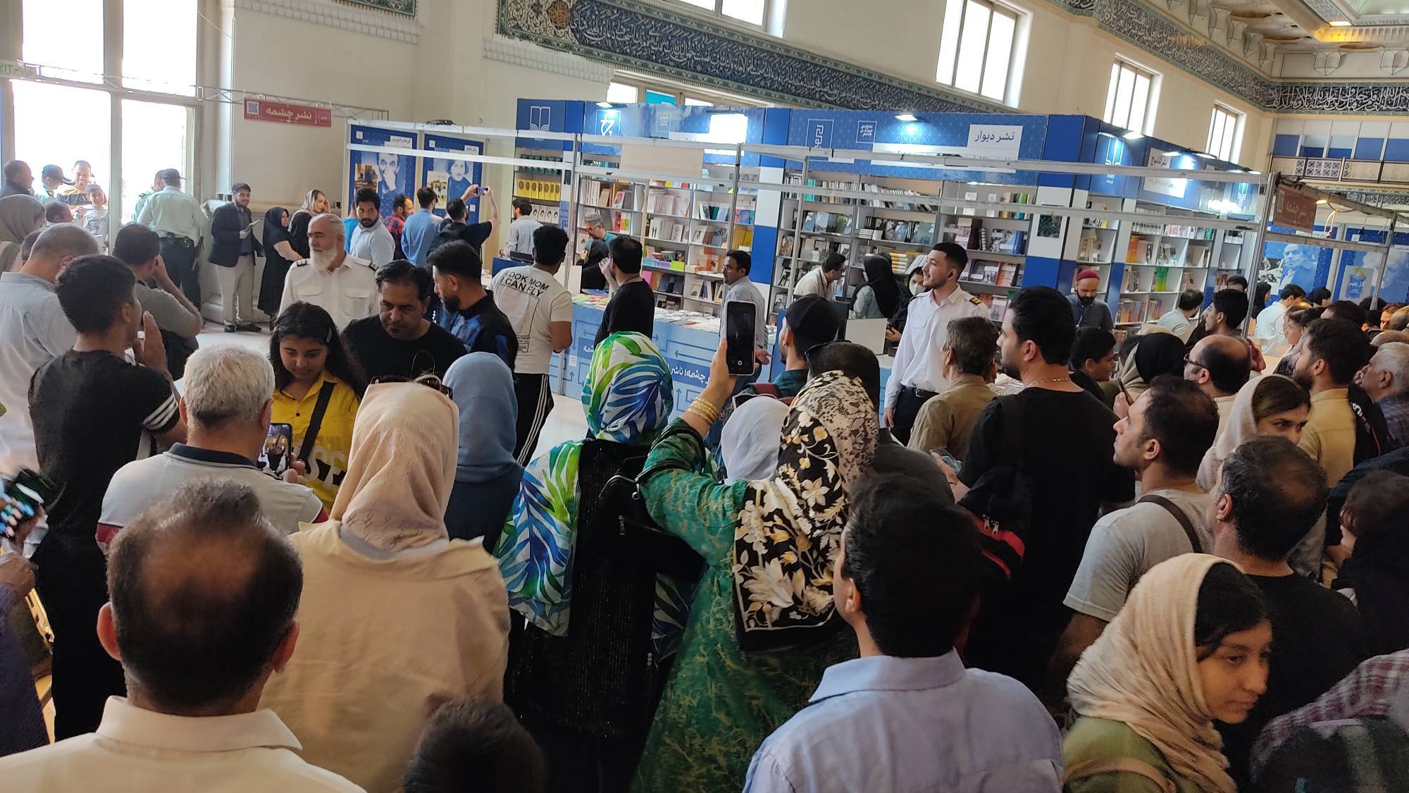 عادل فردوسی‌پور به نمایشگاه کتاب تهران آمد +عکس