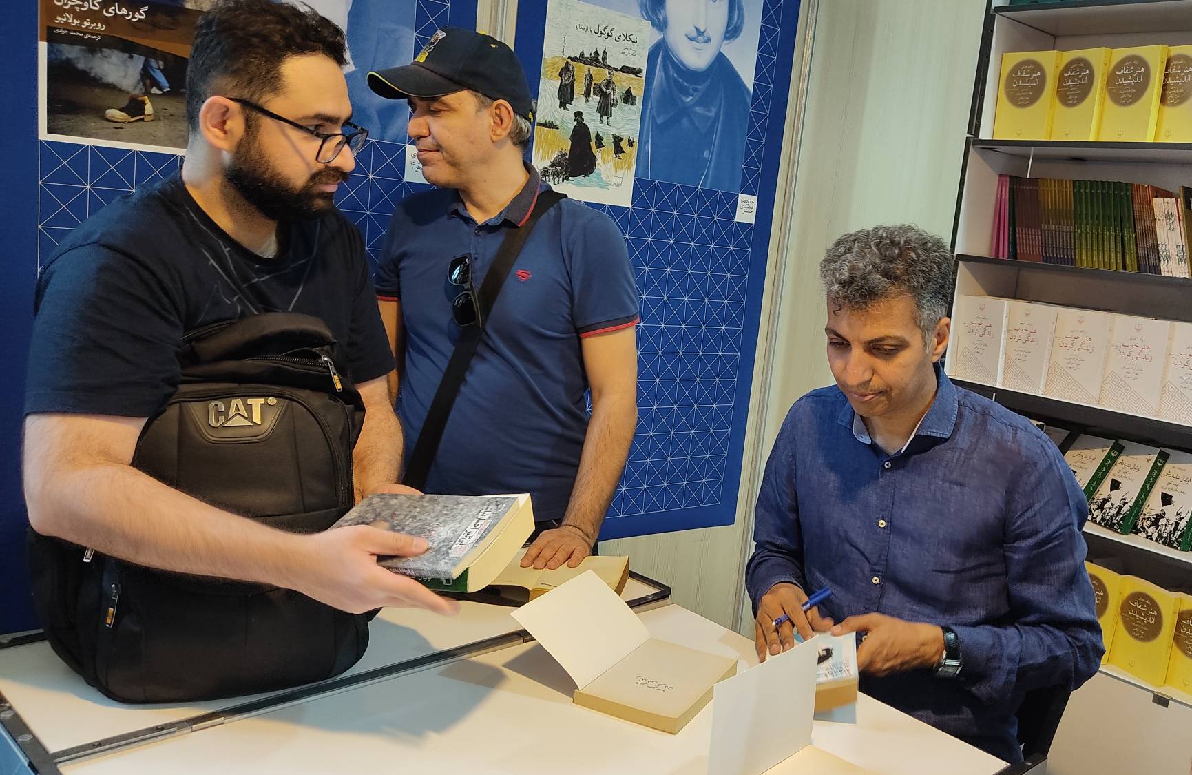 عادل فردوسی‌پور به نمایشگاه کتاب تهران آمد +عکس