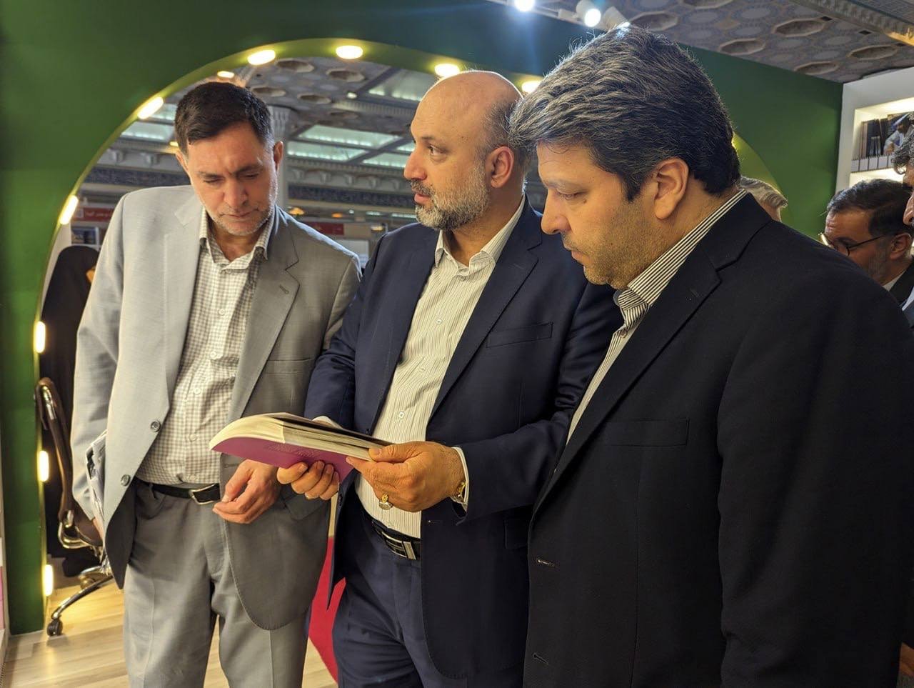 رییس سازمان سینمایی از نمایشگاه بین المللی کتاب تهران بازدید کرد رییس سازمان سینمایی از نمایشگاه بین المللی کتاب تهران بازدید کرد