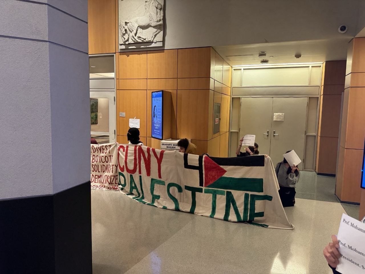 دانشجوی آمریکایی همچنان معترض است دانشجوی آمریکایی همچنان معترض است