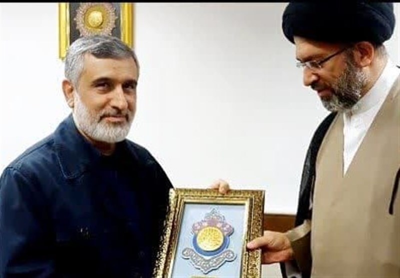 «نشان فاطمی» به سردار حاجیزاده اهداء شد+ عکس «نشان فاطمی» به سردار حاجیزاده اهداء شد+ عکس