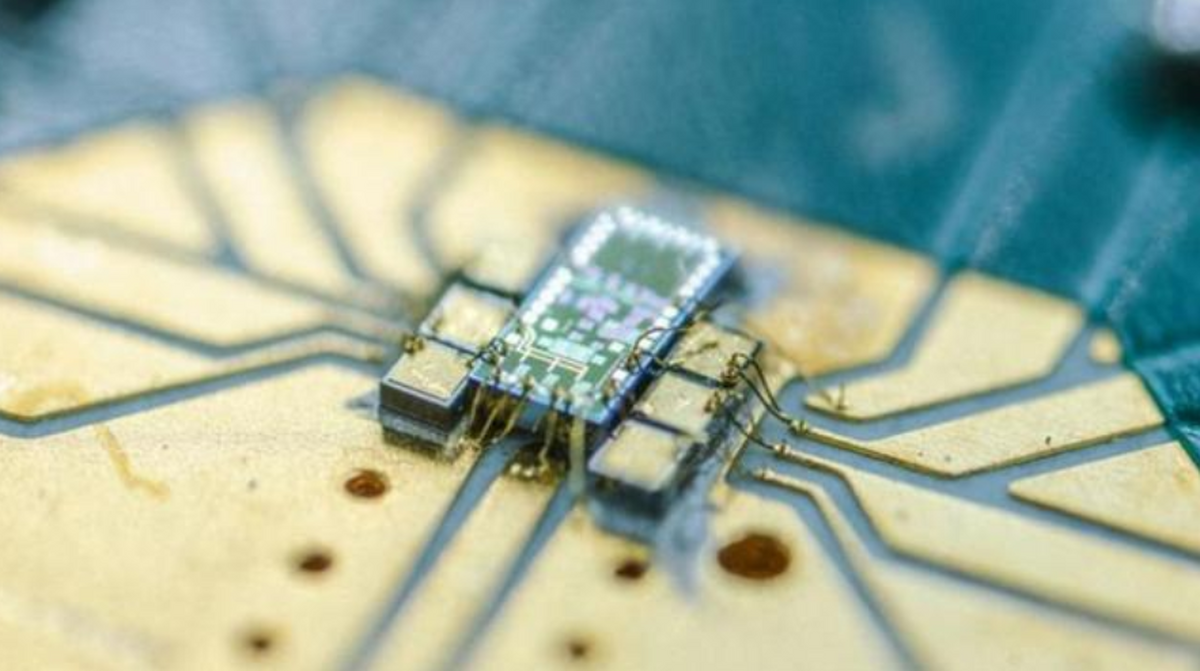 ساخت کوچک‌ترین آشکارساز نور به نازکی موی انسان  رایانه‌های کوانتومی کوچک‌تر می‌شوند