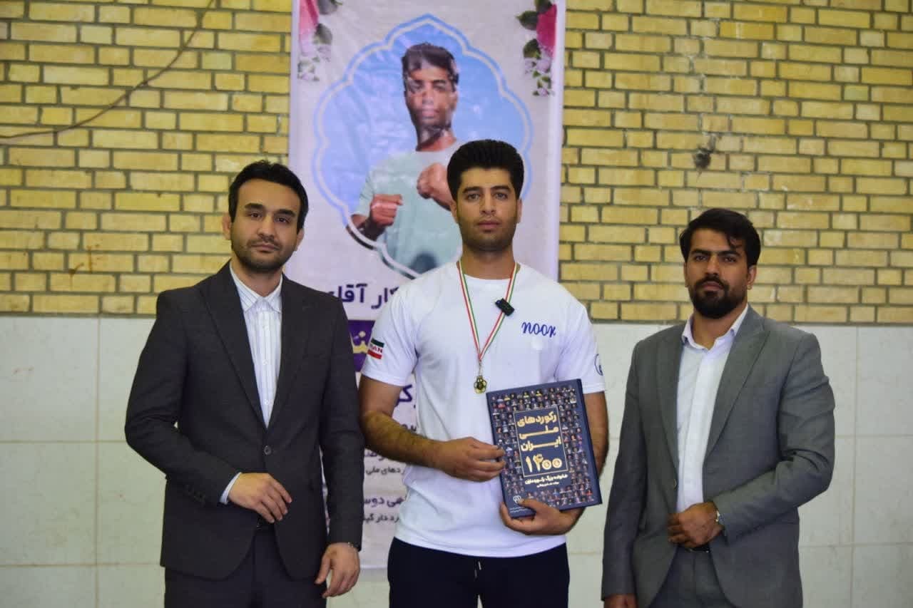 ثبت رکورد ملی دانشجوی دانشگاه آزاد با شکستن 20 بطری + فیلم ثبت رکورد ملی دانشجوی دانشگاه آزاد با شکستن 20 بطری + فیلم