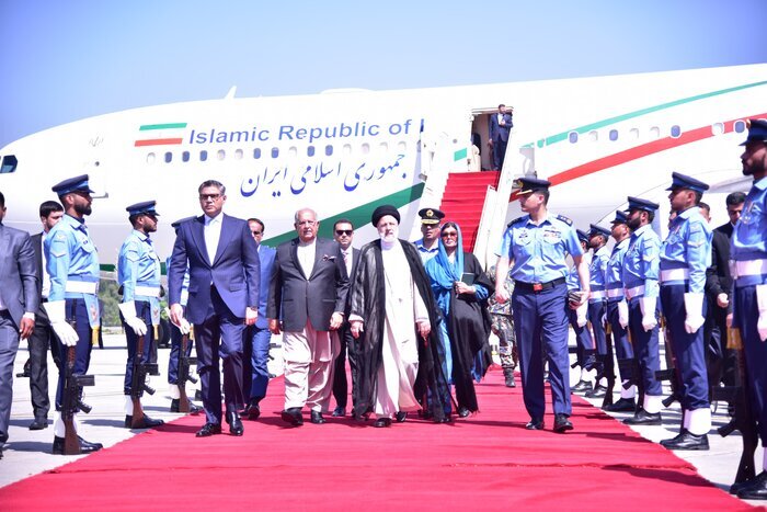 رئیسی با استقبال مقامات پاکستان وارد اسلام آباد شد