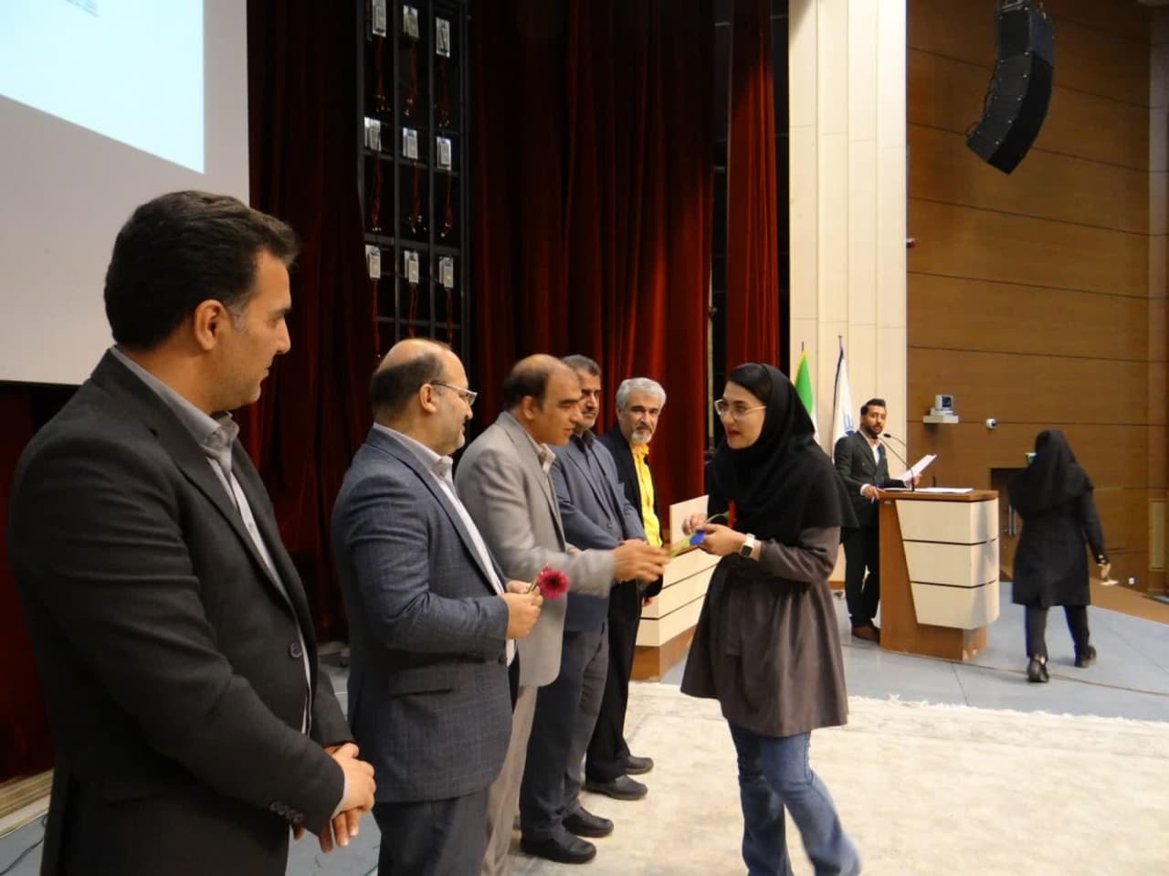 دانشجویان نخبه و ممتاز علمی به کمک دانشگاه آزاد اصفهان بیایند دانشجویان نخبه و ممتاز علمی به کمک دانشگاه آزاد اصفهان بیایند