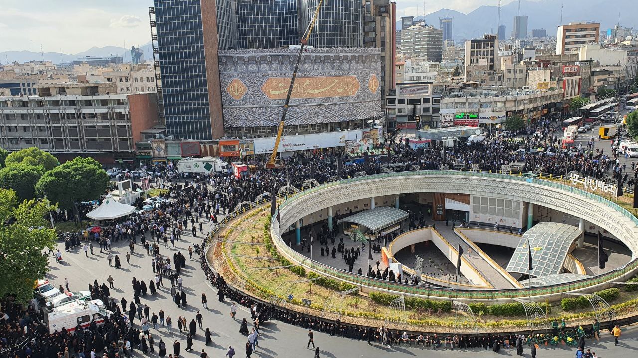 آغاز اجتماع امام رضاییها در میدان ولیعصر به یاد رئیس جمهور شهید و یارانش آغاز اجتماع امام رضاییها در میدان ولیعصر به یاد رئیس جمهور شهید و یارانش