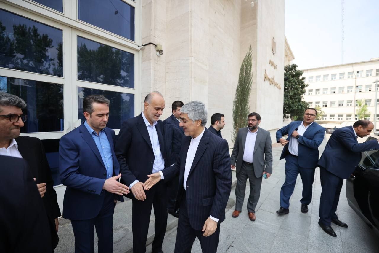 به روز رسانی| آغاز مراسم واگذاری باشگاههای استقلال و پرسپولیس/ حضور وزرای ورزش و اقتصاد و مدیران دو باشگاه به روز رسانی| آغاز مراسم واگذاری باشگاههای استقلال و پرسپولیس/ حضور وزرای ورزش و اقتصاد و مدیران دو باشگاه