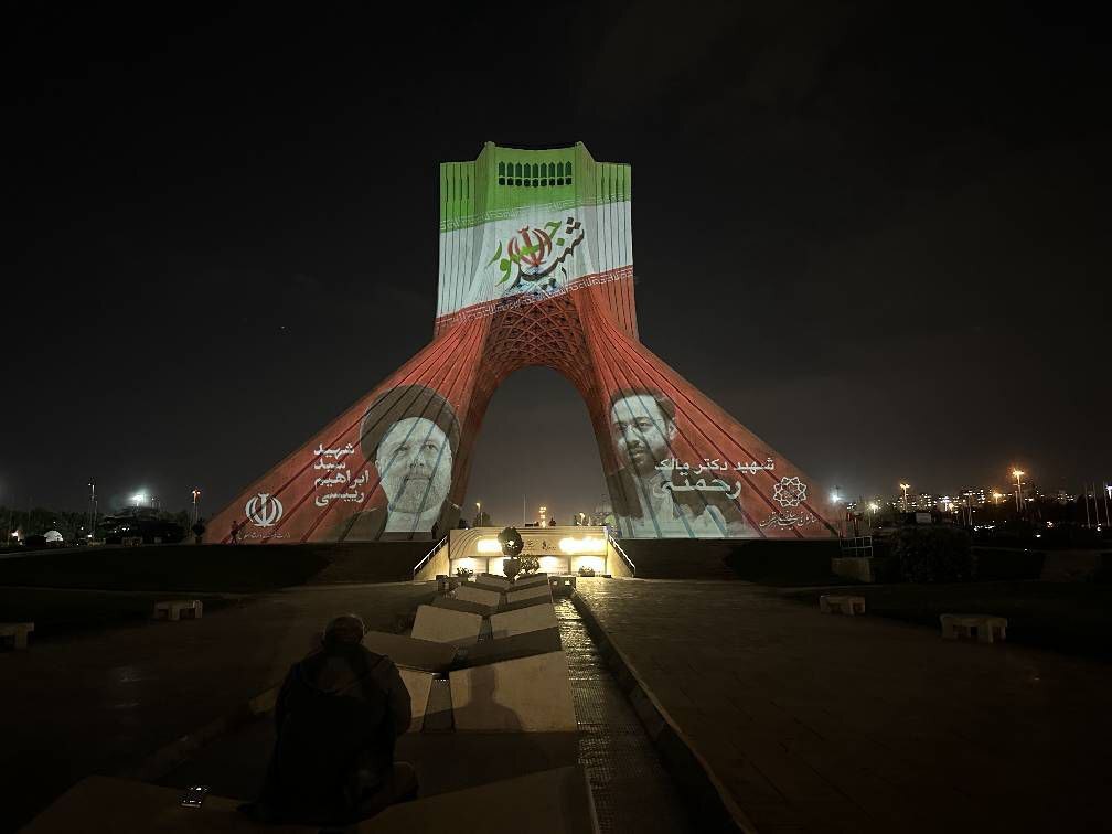 تصاویر شهدای خدمت بر برج آزادی +عکس