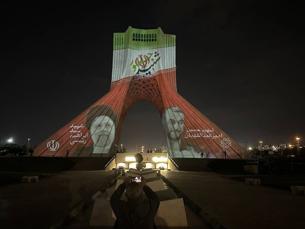 تصاویر شهدای خدمت بر برج آزادی +عکس