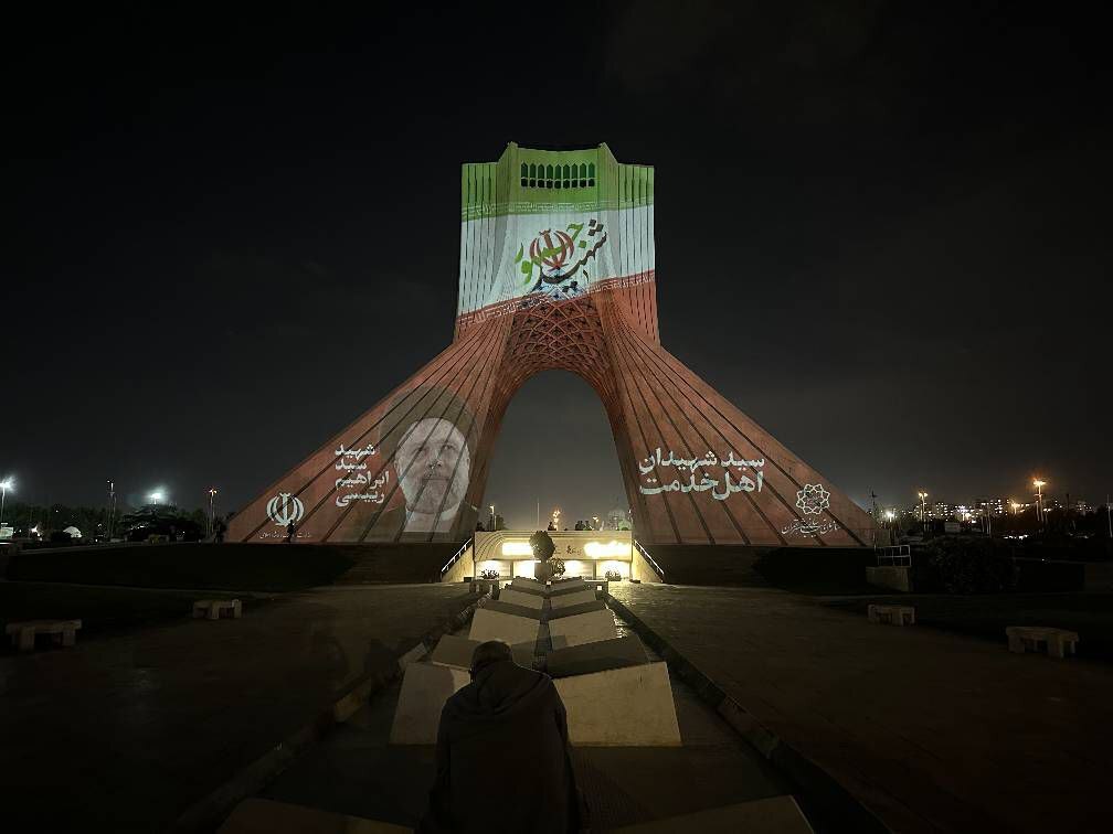 تصاویر شهدای خدمت بر برج آزادی +عکس