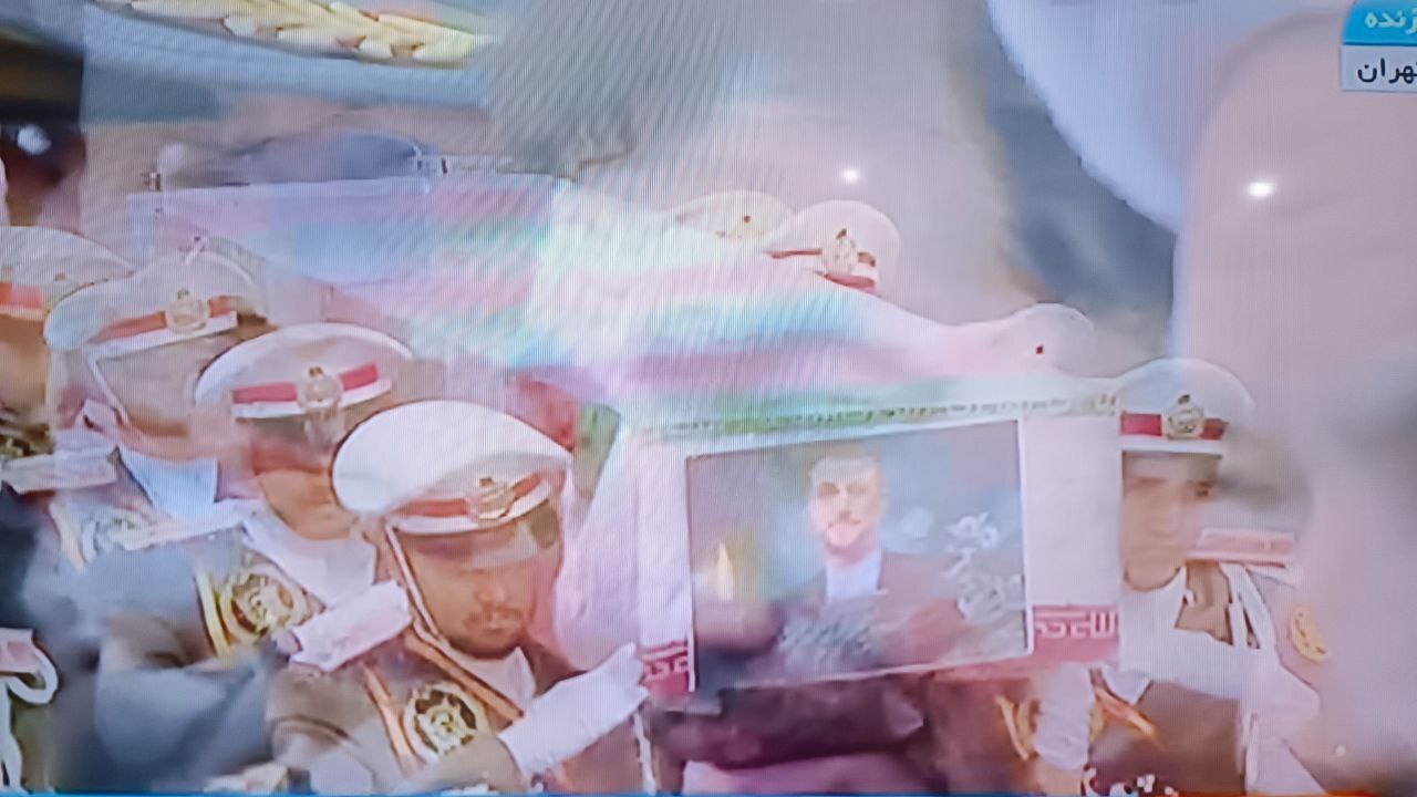 هواپیمای حامل پیکرهای مطهر رئیس جمهور و شهدای خدمت وارد تهران شد+ فیلم و عکس هواپیمای حامل پیکرهای مطهر رئیس جمهور و شهدای خدمت وارد تهران شد+ فیلم و عکس