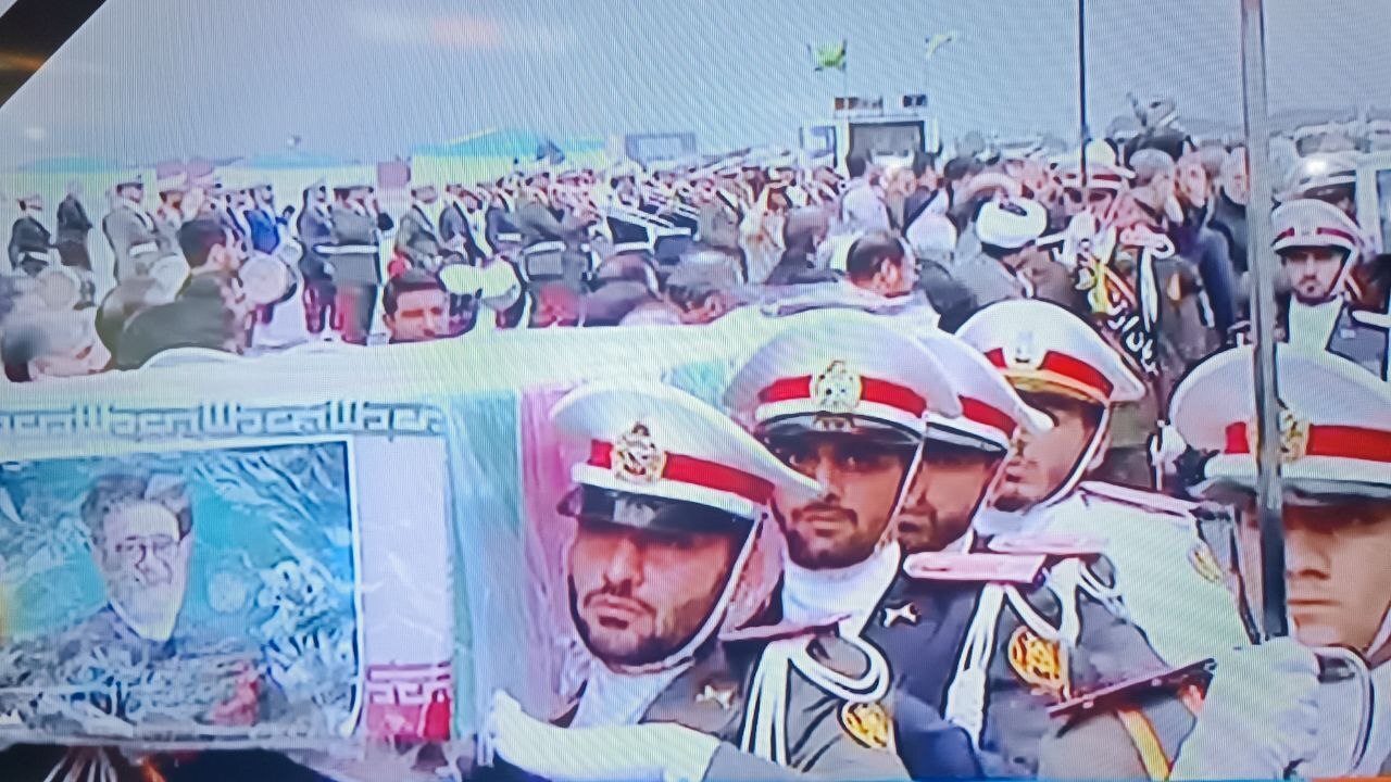 هواپیمای حامل پیکرهای مطهر رئیس جمهور و شهدای خدمت وارد تهران شد+ فیلم و عکس هواپیمای حامل پیکرهای مطهر رئیس جمهور و شهدای خدمت وارد تهران شد+ فیلم و عکس