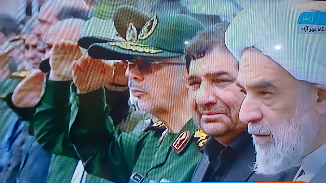 هواپیمای حامل پیکرهای مطهر رئیس جمهور و شهدای خدمت وارد تهران شد+ فیلم و عکس هواپیمای حامل پیکرهای مطهر رئیس جمهور و شهدای خدمت وارد تهران شد+ فیلم و عکس