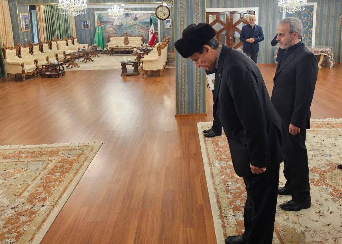 حضور معاون کابینه وزرا و وزیر خارجه ترکمنستان در سفارت ایران برای عرض تسیلت
