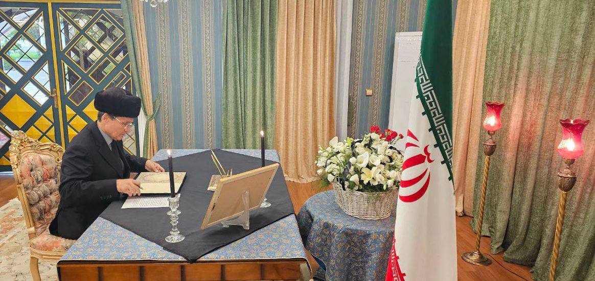 The presence of the Deputy Cabinet of Ministers and the Minister of Foreign Affairs of Turkmenistan at the Iranian Embassy to offer condolences