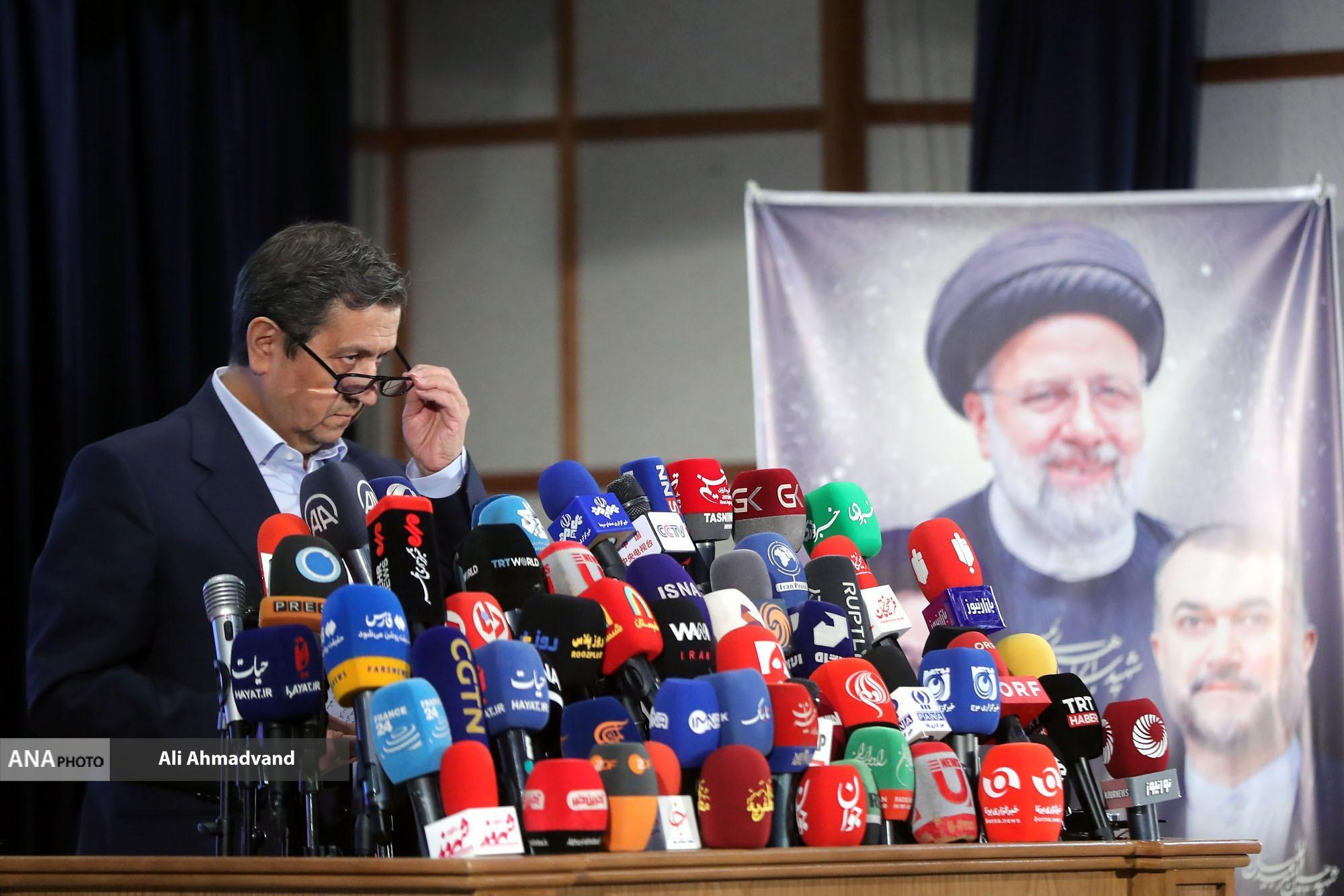 ثبت نام نهایی ۹ نفر در انتخابات ریاست جمهوری/ همتی چراغ نهم را روشن کرد+ عکس و فیلم ثبت نام نهایی ۹ نفر در انتخابات ریاست جمهوری/ همتی چراغ نهم را روشن کرد+ عکس و فیلم