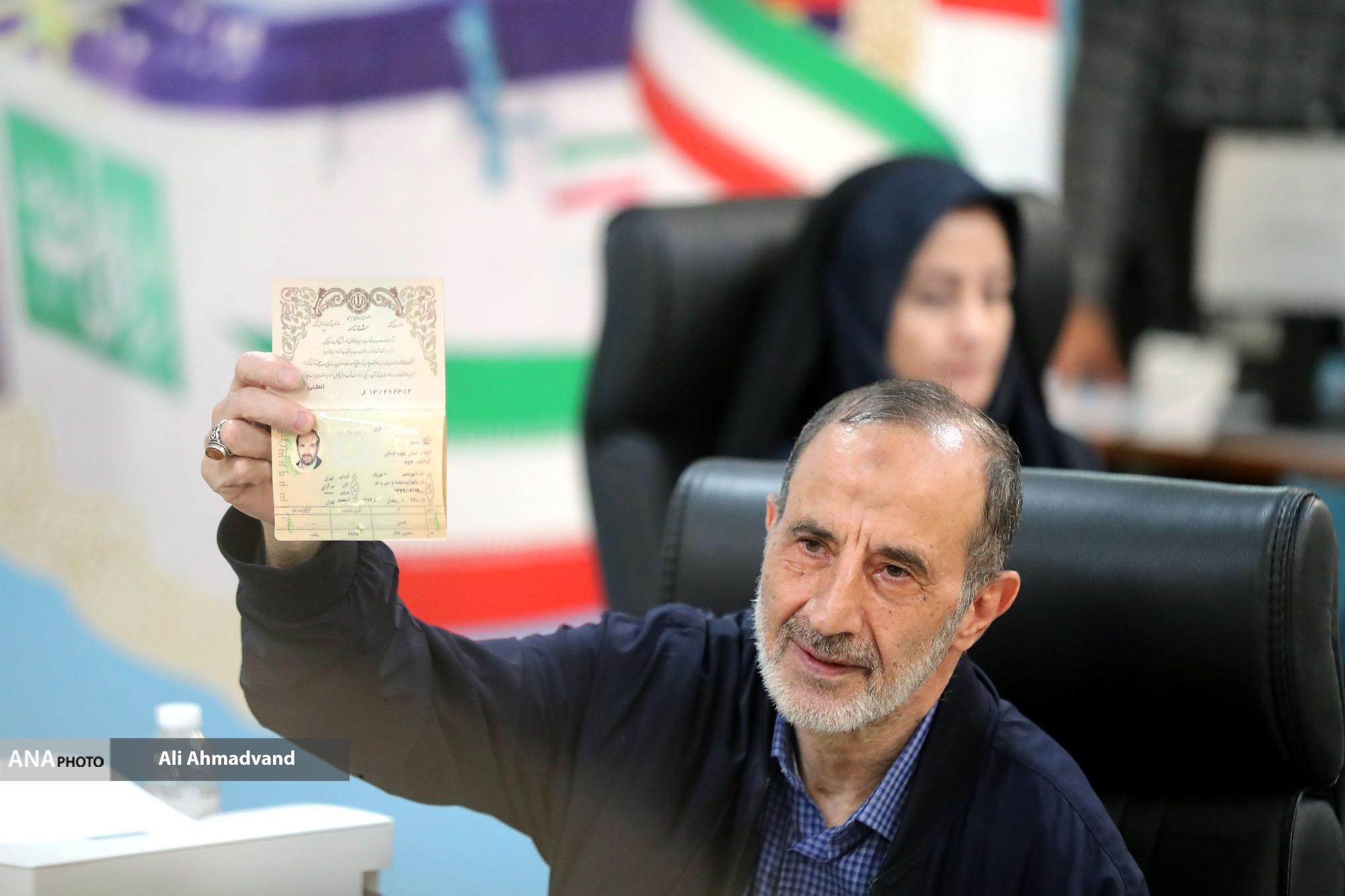 ثبت نام نهایی ۹ نفر در انتخابات ریاست جمهوری/ همتی چراغ نهم را روشن کرد+ عکس و فیلم ثبت نام نهایی ۹ نفر در انتخابات ریاست جمهوری/ همتی چراغ نهم را روشن کرد+ عکس و فیلم