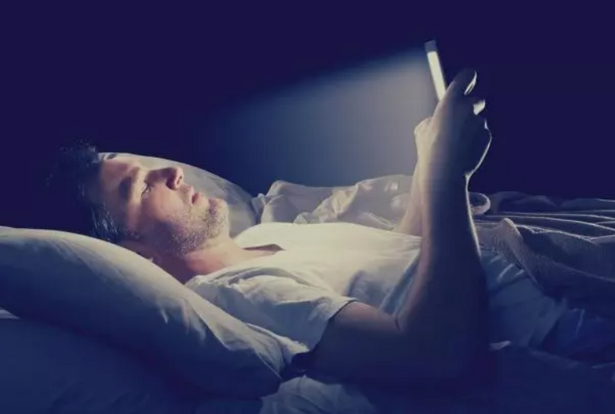 خواب ضعیف و استفاده زیاد از رسانه‌های اجتماعی عملکرد مغز نوجوانان را تغییر می‌دهد