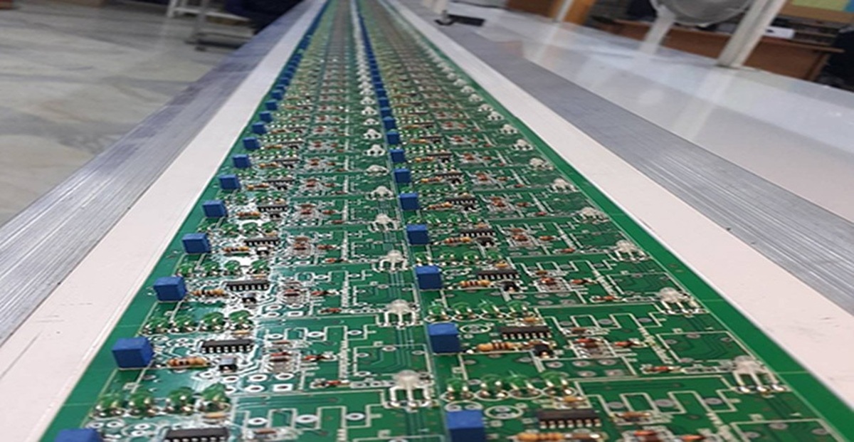 ساخت قطعات الکترونیکی در یک شرکت دانش‌بنیان
