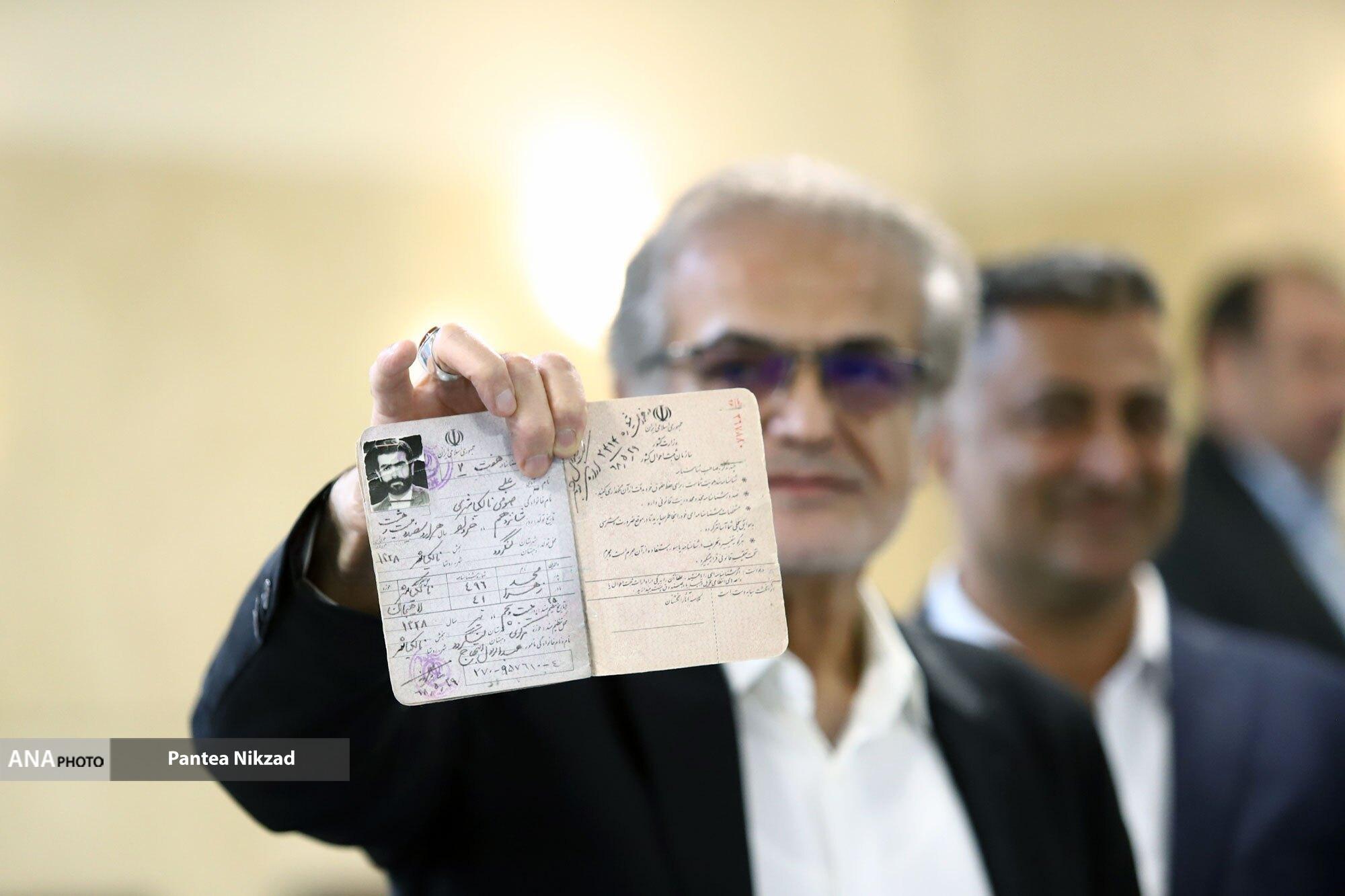 ترافیک انتخاباتی در فاطمی/ به صف شدن نمایندگان دوره یازدهم برای ریاست جمهوری ترافیک انتخاباتی در فاطمی/ به صف شدن نمایندگان دوره یازدهم برای ریاست جمهوری