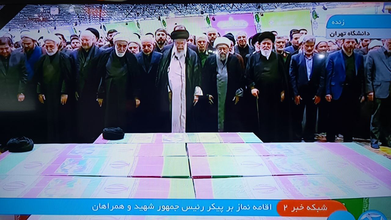 مراسم اقامه نماز رهبر انقلاب بر پیکر رئیس جمهور شهید و همراهان وی آغاز شد