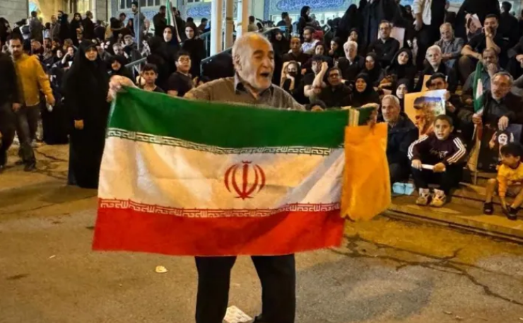 پوشش مراسم تشییع شهدای خدمت از سوی رسانه‌های خارجی/ تأکید بر حضور انبوه جمعیت مردمی