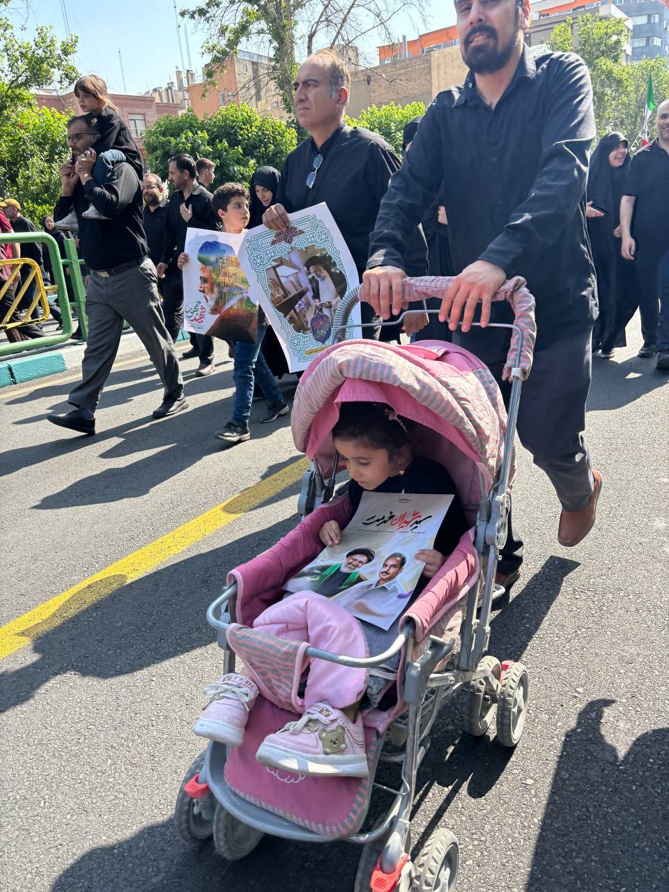 آغاز تشییع پیکر شهدای راه خدمت از دانشگاه تهران به سمت میدان آزادی آغاز تشییع پیکر شهدای راه خدمت از دانشگاه تهران به سمت میدان آزادی