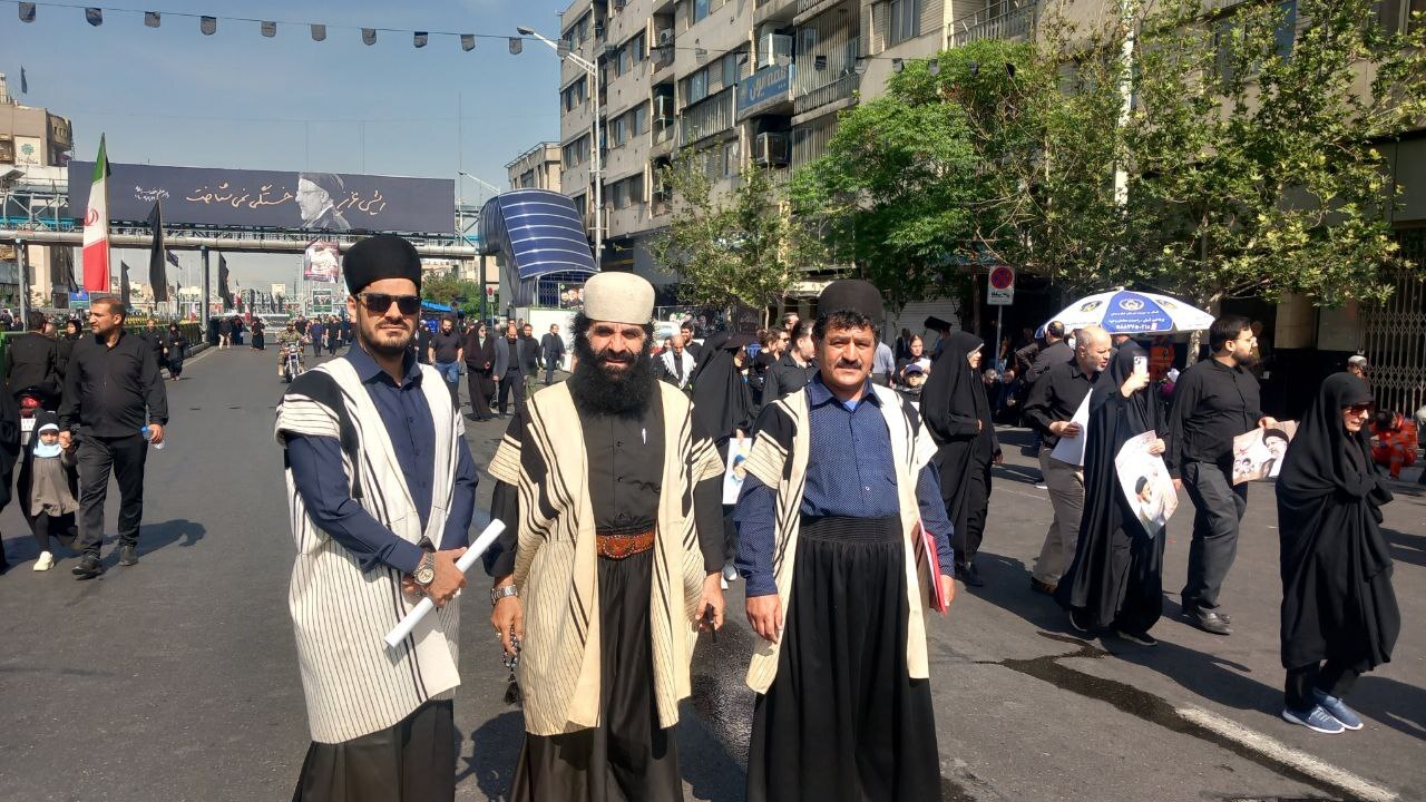 آغاز تشییع پیکر شهدای راه خدمت از دانشگاه تهران به سمت میدان آزادی آغاز تشییع پیکر شهدای راه خدمت از دانشگاه تهران به سمت میدان آزادی