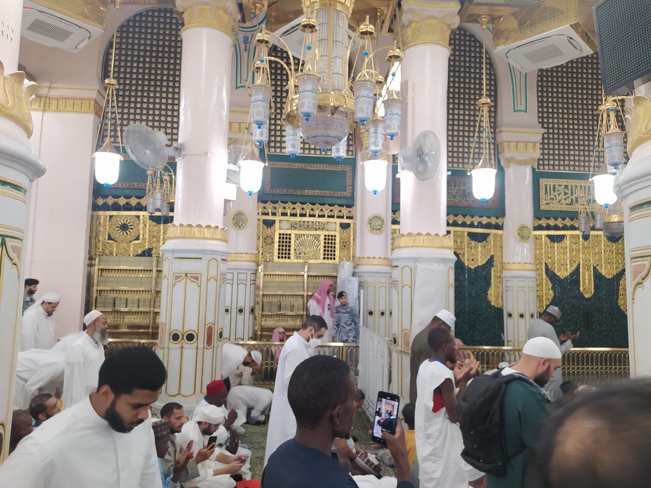 نزدیک ترین جایگاه اقامه نماز در روضه شریفه نبوی نزدیک ترین جایگاه اقامه نماز در روضه شریفه نبوی