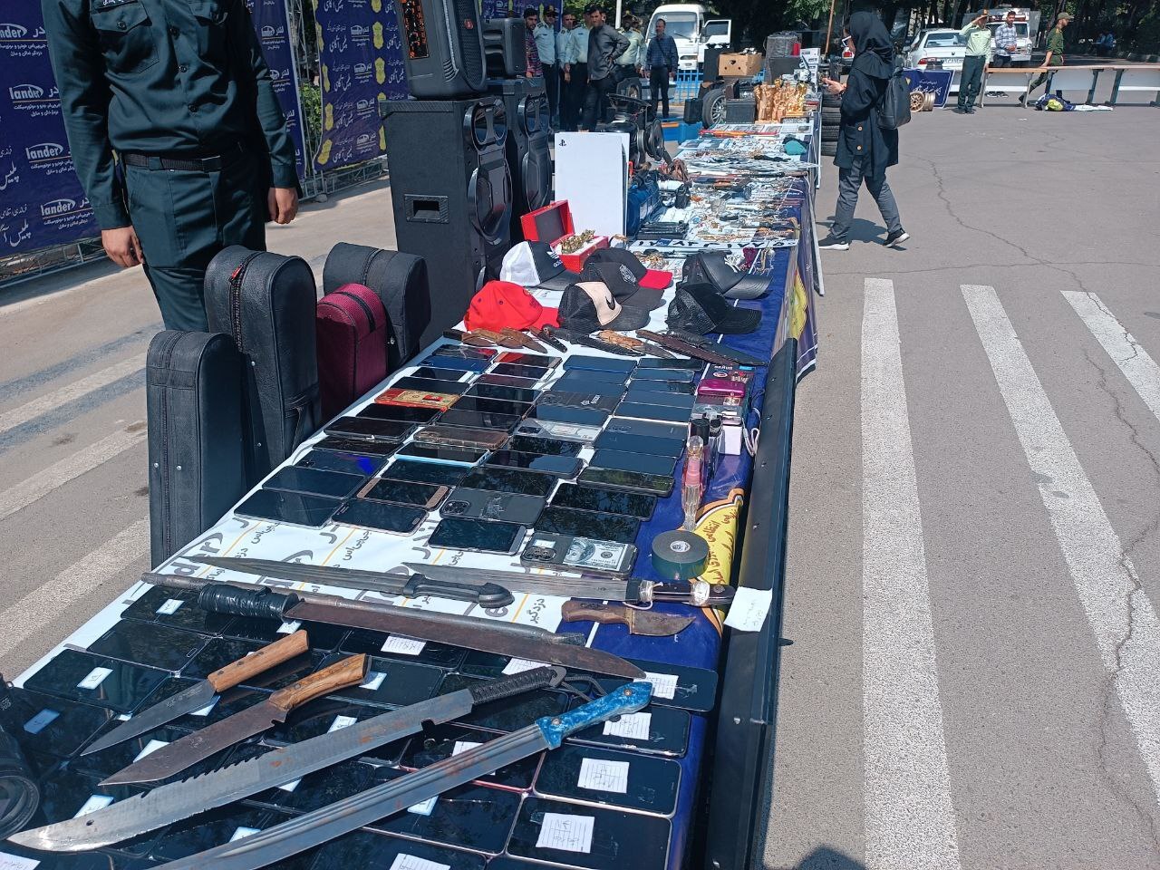 نمایش کشفیات سارقان و مالخران در پلیس آگاهی تهران +عکس نمایش کشفیات سارقان و مالخران در پلیس آگاهی تهران +عکس