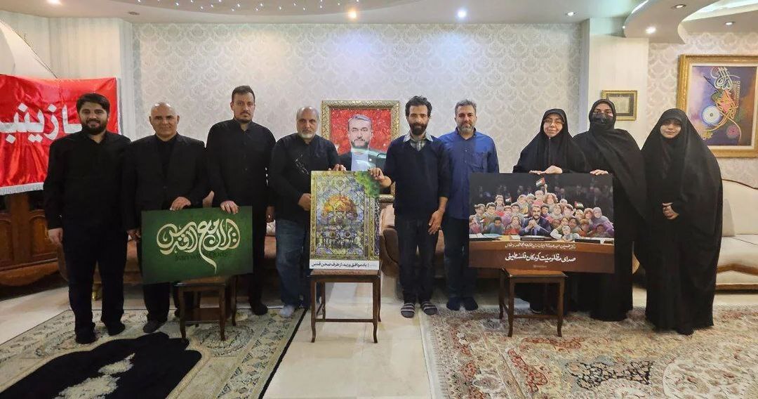 هنرمندان تجسمی آثار خود را به خانواده شهید امیرعبداللهیان تقدیم کردند هنرمندان تجسمی آثار خود را به خانواده شهید امیرعبداللهیان تقدیم کردند