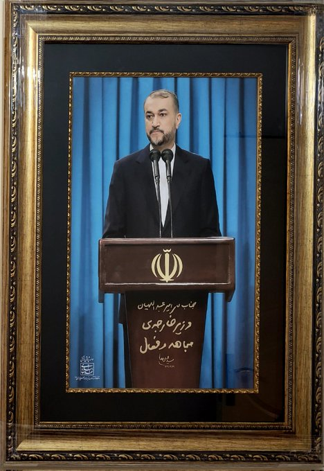 حضور نمایندگانی از دفتر رهبری در منزل شهید امیرعبداللهیان حضور نمایندگانی از دفتر رهبری در منزل شهید امیرعبداللهیان