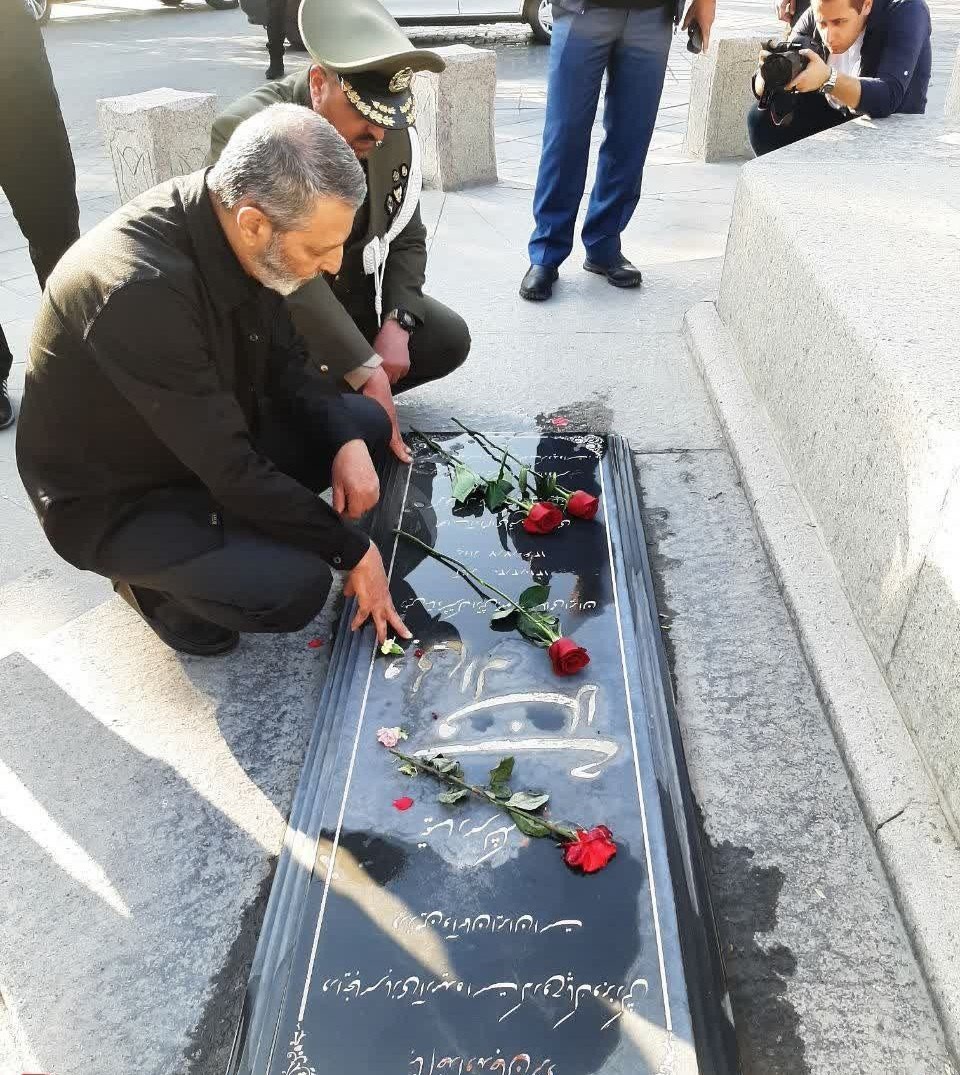 ادای احترام فرمانده کل ارتش به شهید سید طاهر مصطفوی و شهدای ارتش با حضور در گلزار شهدا