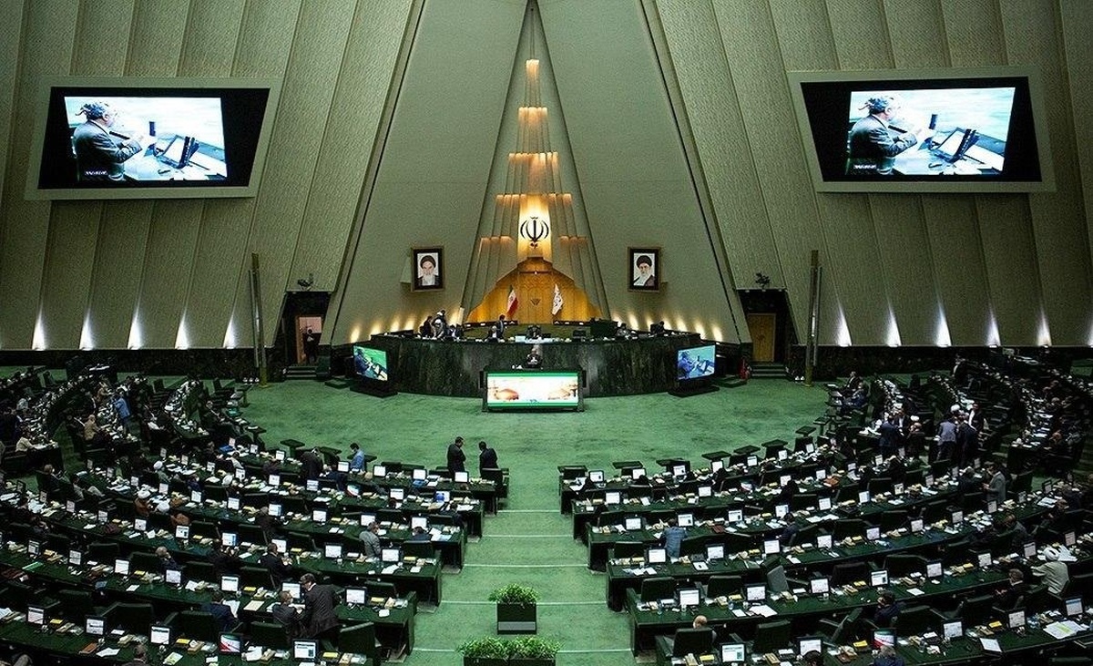 پایان مراسم افتتاحیه مجلس  منتخبان به حرم امام (ره) رفتند