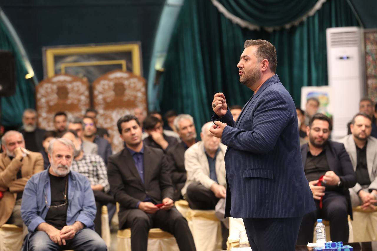 رادیوییها از خاطرات خود با شهید جمهور گفتند/ از سربند «یاحسین(ع)» تا حضور در استودیو صبح جمعه باشما رادیوییها از خاطرات خود با شهید جمهور گفتند/ از سربند «یاحسین(ع)» تا حضور در استودیو صبح جمعه باشما